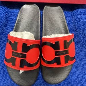 Salvatore Ferragamo Men’s Gancini Pool Slide In Black And Red Size US 8M